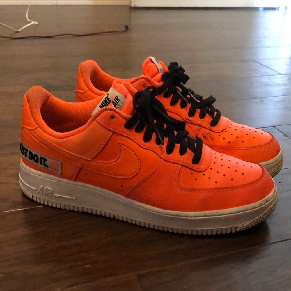 Nike Air Force low orange